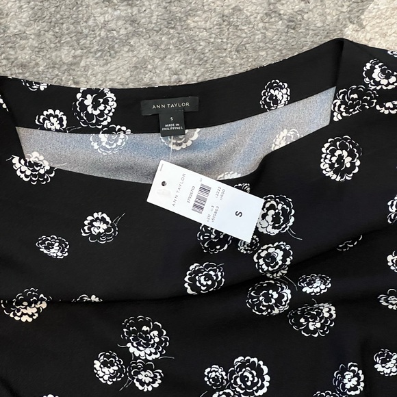New With Tag Ann Taylor black and white daisy print blouse short sleeves - Picture 4 of 7